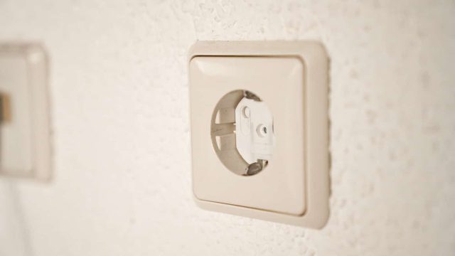 Kindersicherung in einer Steckdose zum Schutz vor Stromschlägen
