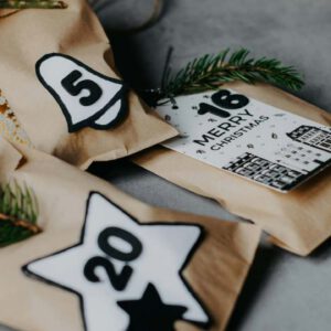 Adventskalender mit liebevoll verpackten Geschenken